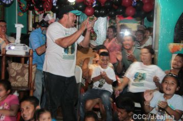 Celebran familiares, amigos y vecinos, la Gran Victoria de Román "Chocolatito" González