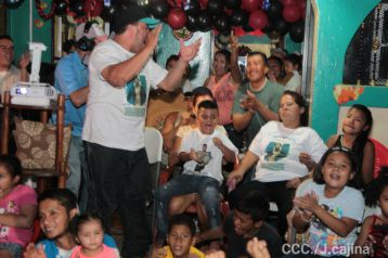 Celebran familiares, amigos y vecinos, la Gran Victoria de Román "Chocolatito" González