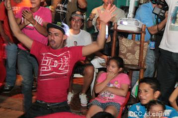 Celebran familiares, amigos y vecinos, la Gran Victoria de Román "Chocolatito" González