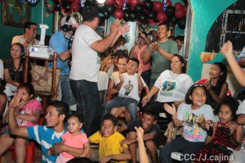 Celebran familiares, amigos y vecinos, la Gran Victoria de Román "Chocolatito" González