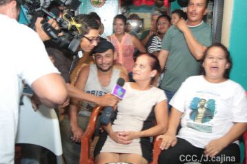 Celebran familiares, amigos y vecinos, la Gran Victoria de Román "Chocolatito" González