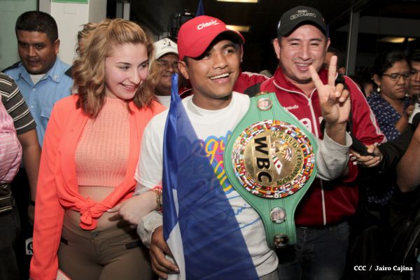 Chocolatito retorna a Nicaragua tras su histórica y contundente victoria ante Brian Viloria
