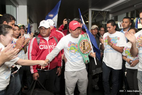 Chocolatito retorna a Nicaragua tras su histórica y contundente victoria ante Brian Viloria