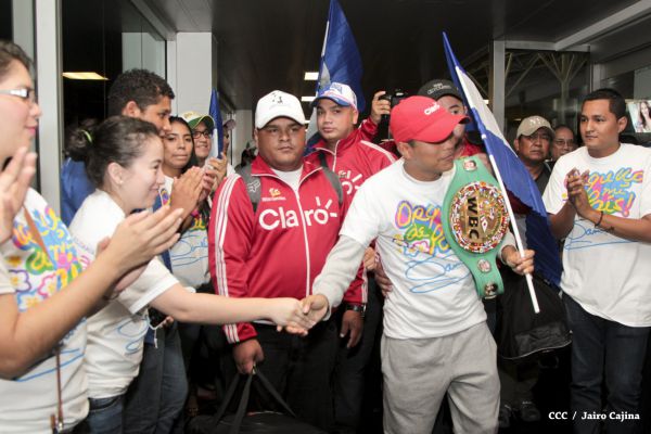 Chocolatito retorna a Nicaragua tras su histórica y contundente victoria ante Brian Viloria