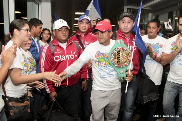 Chocolatito retorna a Nicaragua tras su histórica y contundente victoria ante Brian Viloria