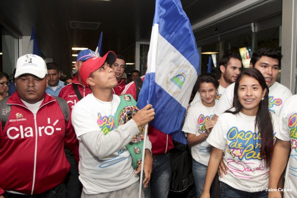 Chocolatito retorna a Nicaragua tras su histórica y contundente victoria ante Brian Viloria