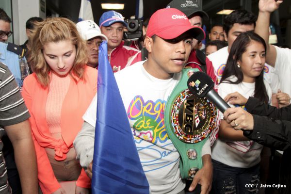 Chocolatito retorna a Nicaragua tras su histórica y contundente victoria ante Brian Viloria