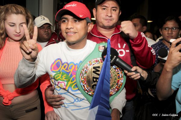 Chocolatito retorna a Nicaragua tras su histórica y contundente victoria ante Brian Viloria