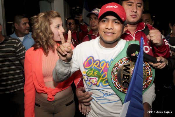 Chocolatito retorna a Nicaragua tras su histórica y contundente victoria ante Brian Viloria