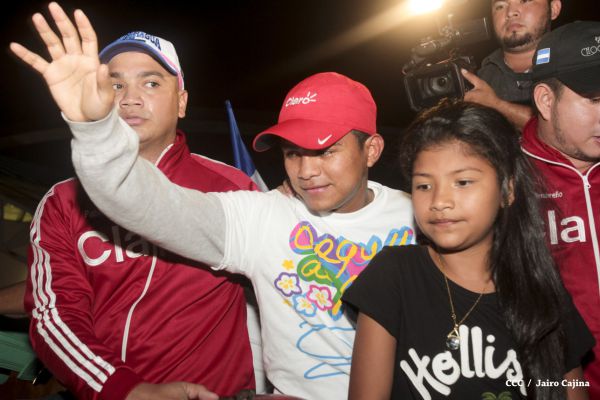 Chocolatito retorna a Nicaragua tras su histórica y contundente victoria ante Brian Viloria