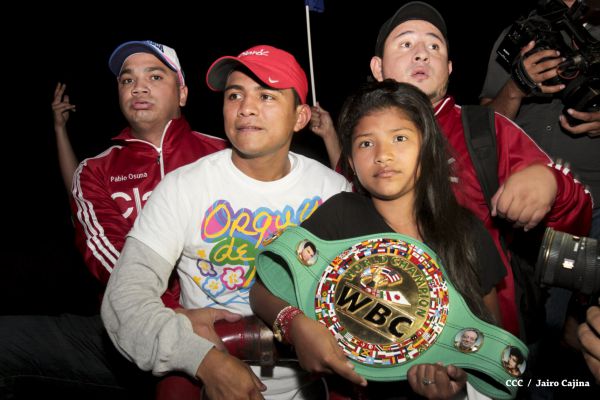 Chocolatito retorna a Nicaragua tras su histórica y contundente victoria ante Brian Viloria