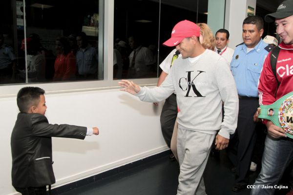 Chocolatito retorna a Nicaragua tras su histórica y contundente victoria ante Brian Viloria