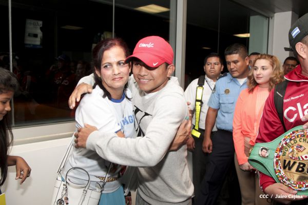 Chocolatito retorna a Nicaragua tras su histórica y contundente victoria ante Brian Viloria