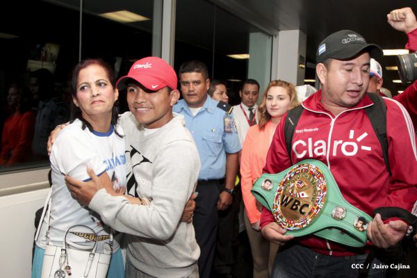 Chocolatito retorna a Nicaragua tras su histórica y contundente victoria ante Brian Viloria