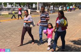 Familias asisten a Cementerio de Guadalupe en León este 1 de Noviembre
