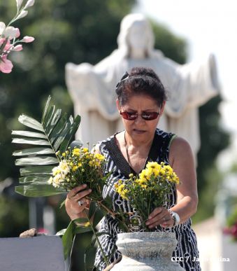 Familias acuden a cementerios para honrar a sus difuntos
