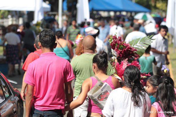 Familias acuden a cementerios para honrar a sus difuntos
