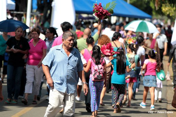 Familias acuden a cementerios para honrar a sus difuntos