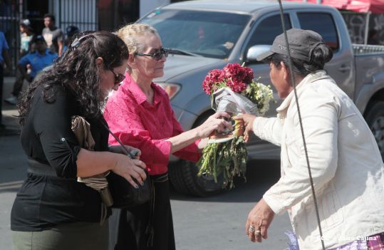 Familias acuden a cementerios para honrar a sus difuntos