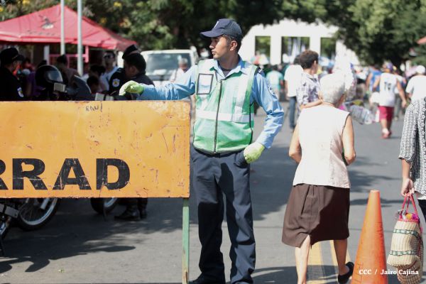 Familias acuden a cementerios para honrar a sus difuntos