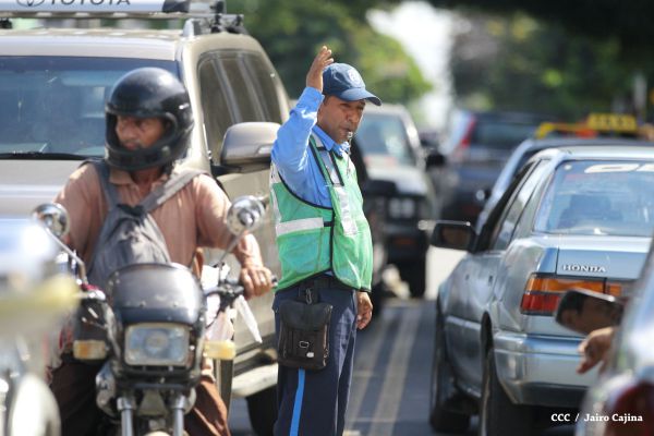 Familias acuden a cementerios para honrar a sus difuntos