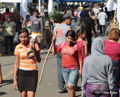 Familias acuden a cementerios para honrar a sus difuntos