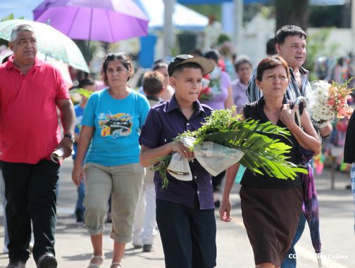 Familias acuden a cementerios para honrar a sus difuntos