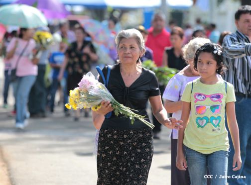 Familias acuden a cementerios para honrar a sus difuntos