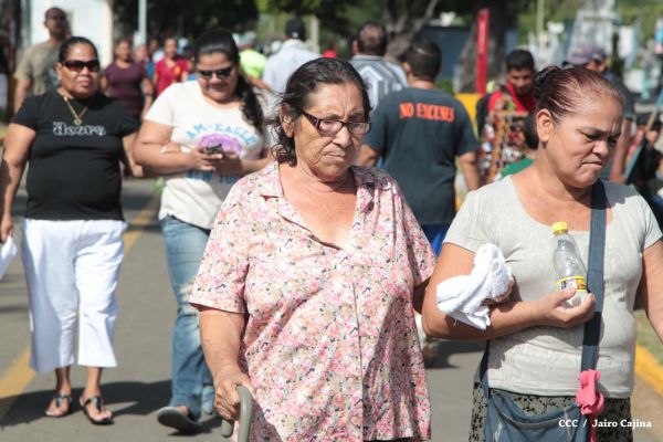Familias acuden a cementerios para honrar a sus difuntos