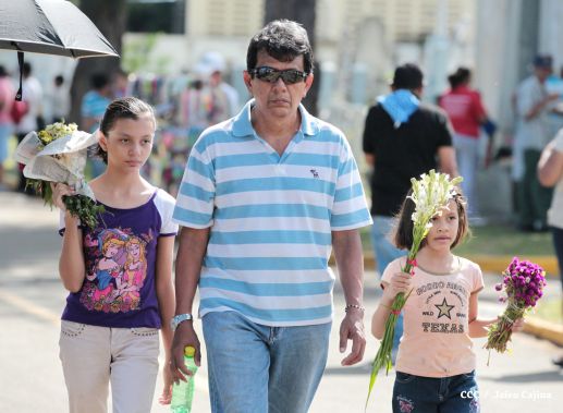Familias acuden a cementerios para honrar a sus difuntos