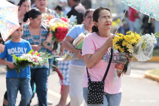 Familias acuden a cementerios para honrar a sus difuntos