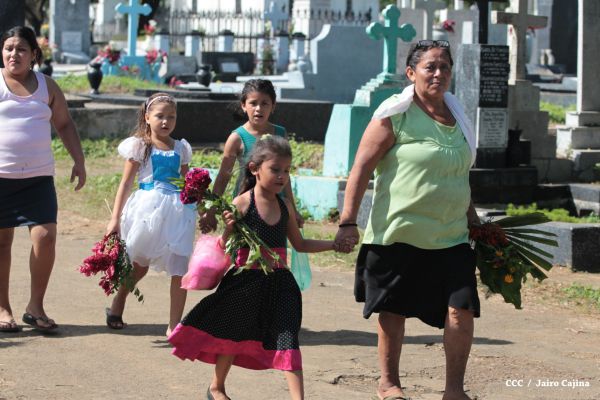Familias acuden a cementerios para honrar a sus difuntos