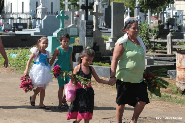 Familias acuden a cementerios para honrar a sus difuntos