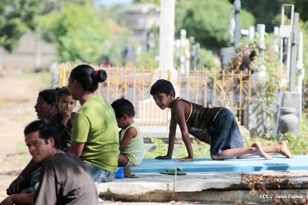 Familias acuden a cementerios para honrar a sus difuntos