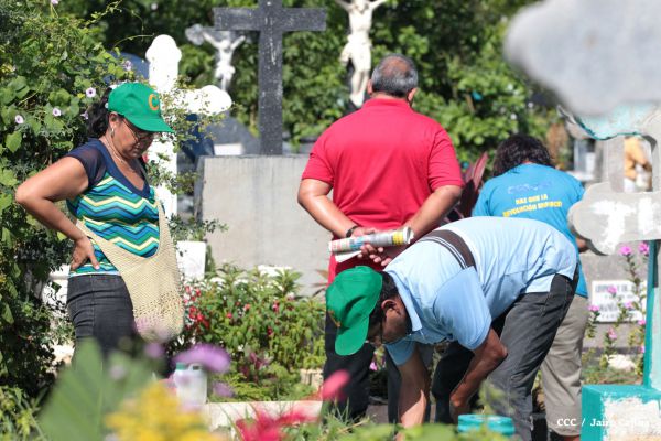 Familias acuden a cementerios para honrar a sus difuntos