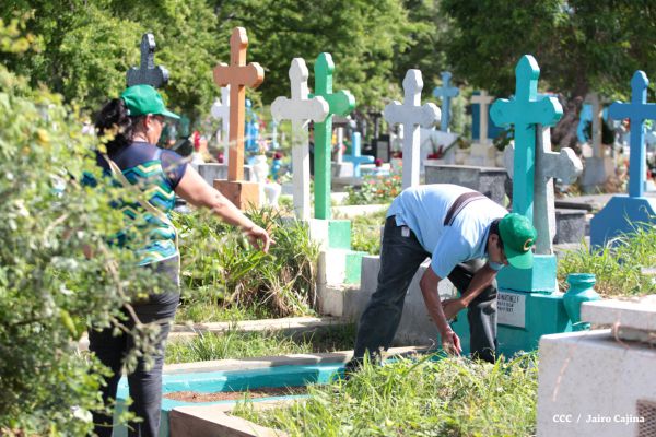 Familias acuden a cementerios para honrar a sus difuntos