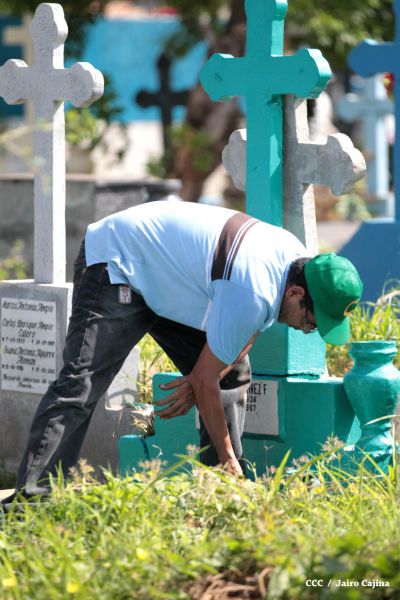 Familias acuden a cementerios para honrar a sus difuntos