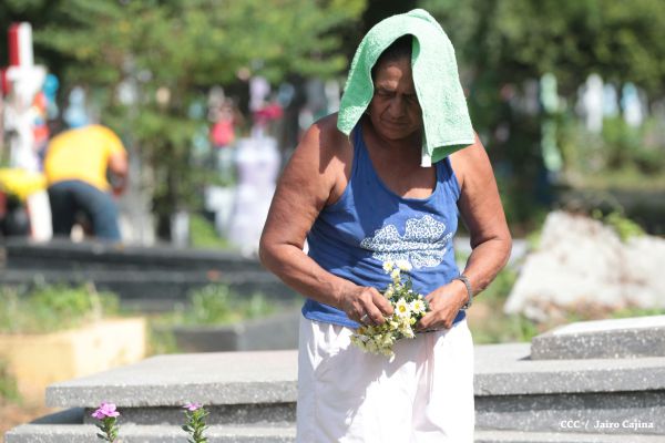 Familias acuden a cementerios para honrar a sus difuntos
