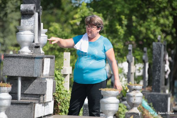 Familias acuden a cementerios para honrar a sus difuntos