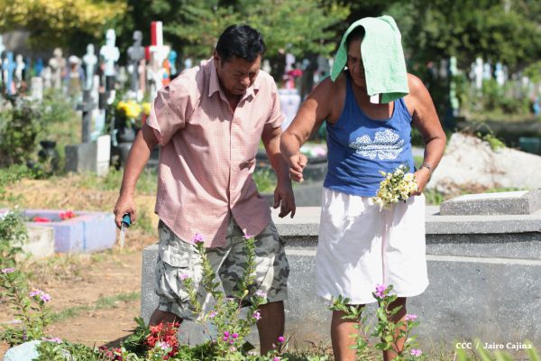 Familias acuden a cementerios para honrar a sus difuntos