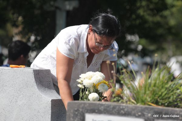 Familias acuden a cementerios para honrar a sus difuntos