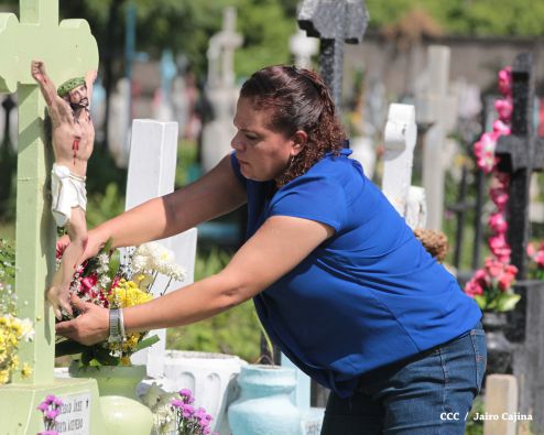 Familias acuden a cementerios para honrar a sus difuntos