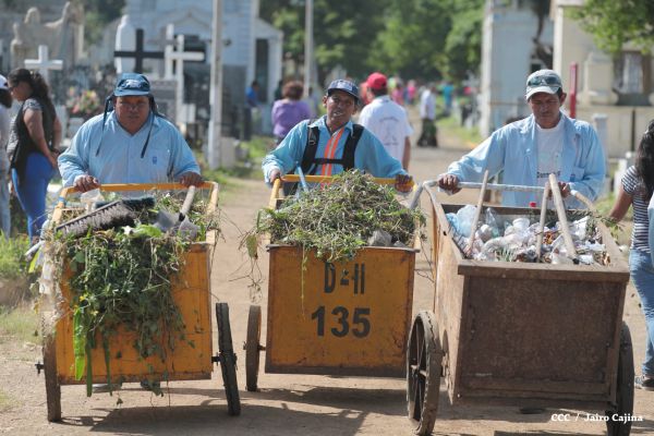 Familias acuden a cementerios para honrar a sus difuntos