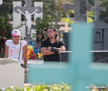 Familias acuden a cementerios para honrar a sus difuntos