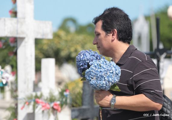 Familias acuden a cementerios para honrar a sus difuntos