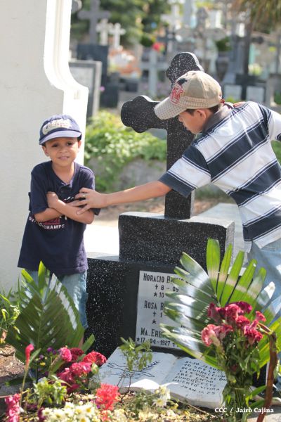 Familias acuden a cementerios para honrar a sus difuntos