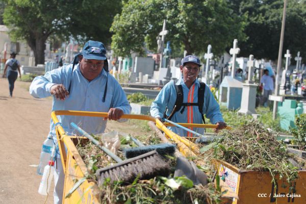 Familias acuden a cementerios para honrar a sus difuntos