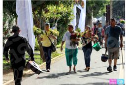 Familias acuden a cementerios para honrar a sus difuntos