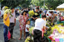 Familias acuden a cementerios para honrar a sus difuntos
