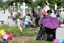 Familias acuden a cementerios para honrar a sus difuntos